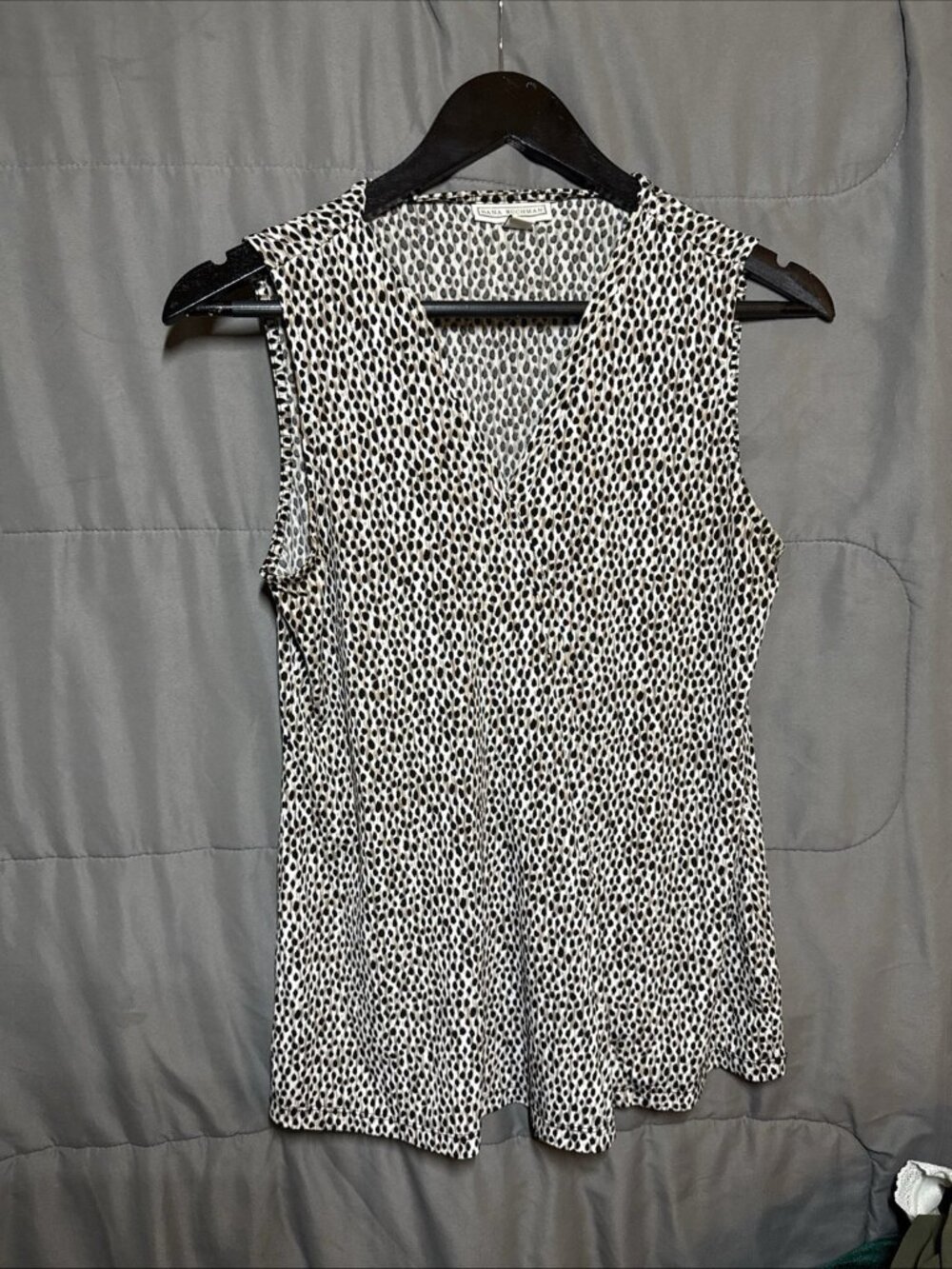 Dana Buchman Tank Womens Size SMALL spots Multicolor  V-Neck Sleeveless Pullover
